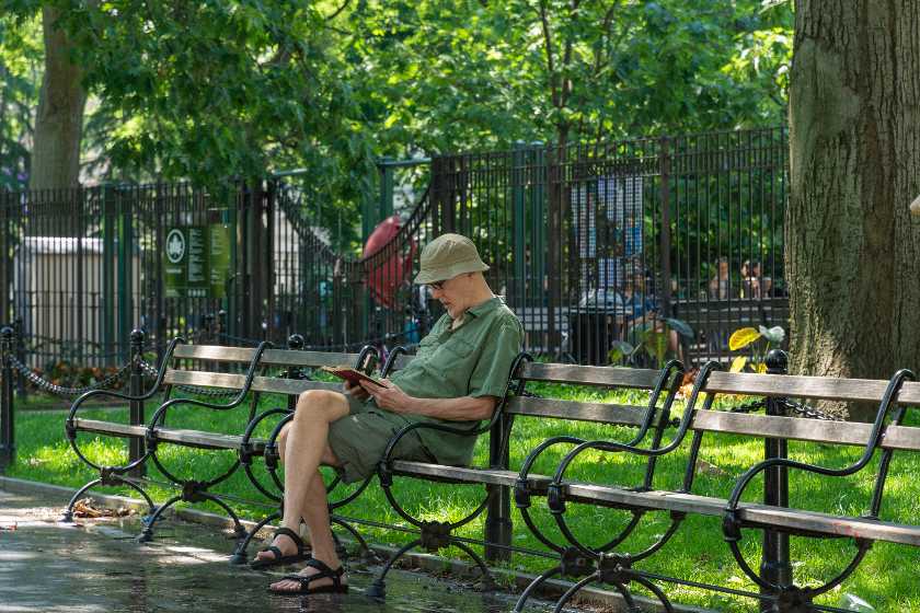 一位退休老人在公园里看书