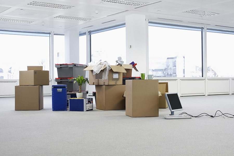 移动办公室里的箱子和家具。