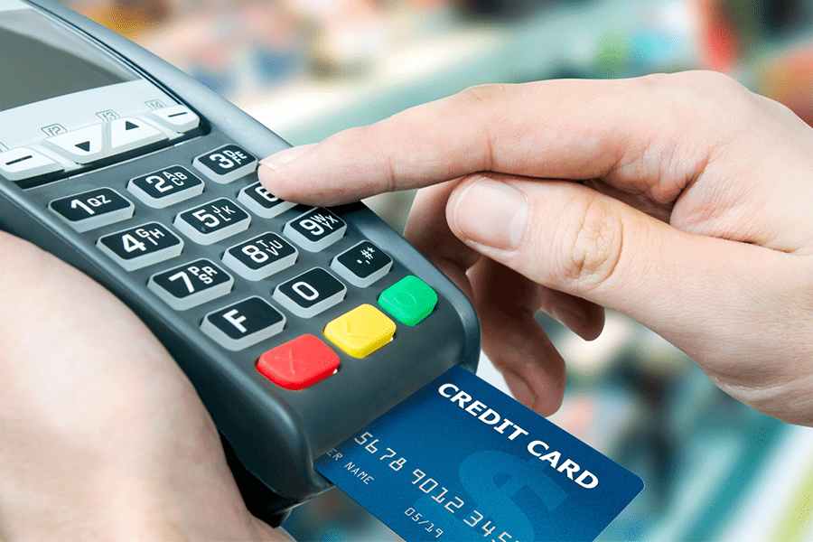 手持信用卡刷卡终端机在超市销售。