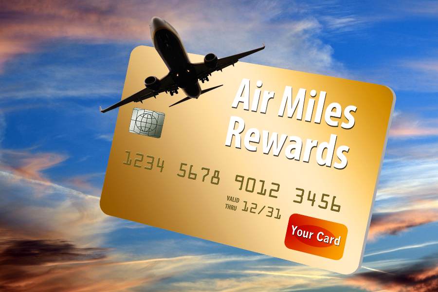 航空里程奖励信用卡，前面有一架飞机的剪影。