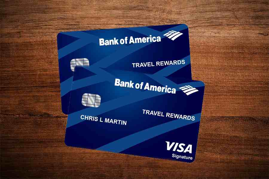两个美国银行®商务优势旅游奖励世界万事达®在一个木桌的顶部。