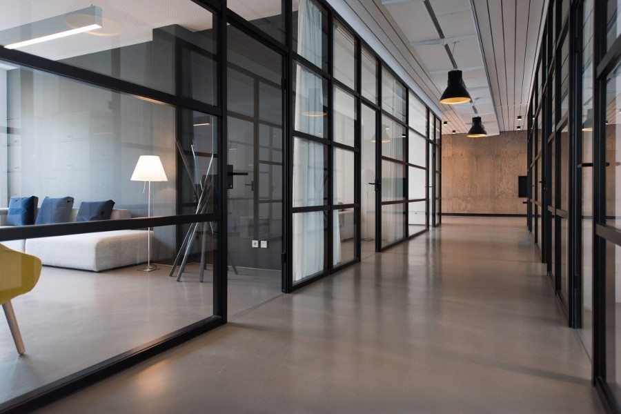 现代办公室与透明玻璃。